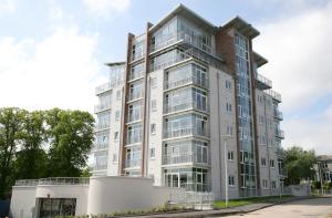 un grand bâtiment blanc avec des fenêtres en verre dans l'établissement Kepplestone Manor, à Aberdeen