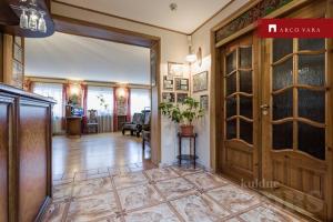 salon z dużymi drewnianymi drzwiami i korytarzem w obiekcie Urusel Hostel w mieście Iru