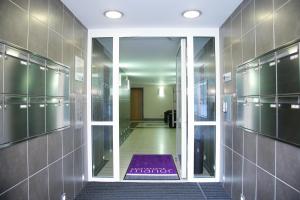 a hallway with a purple mat in a building at Kepplestone Manor in Aberdeen
