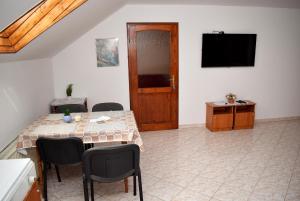 TV a/nebo společenská místnost v ubytování Nóra apartman