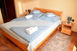 Postel nebo postele na pokoji v ubytování Nóra apartman