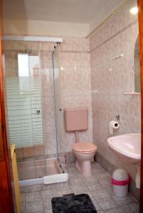 Koupelna v ubytování Nóra apartman