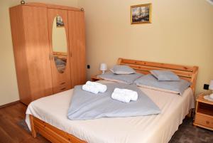 Postel nebo postele na pokoji v ubytování Nóra apartman