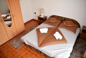 Postel nebo postele na pokoji v ubytování Nóra apartman