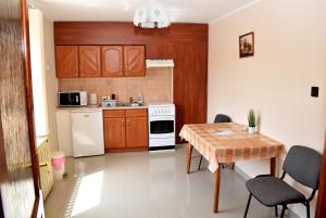 Kuchyň nebo kuchyňský kout v ubytování Nóra apartman