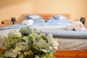 Postel nebo postele na pokoji v ubytování Nóra apartman