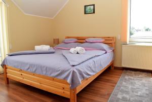 Postel nebo postele na pokoji v ubytování Nóra apartman