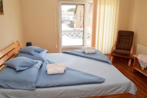 Postel nebo postele na pokoji v ubytování Nóra apartman