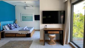 En TV eller et underholdningssystem på Blue Ocean Suites & Apartments