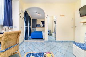 um quarto de hotel com uma cama e um quarto em Sharon House em Amalfi
