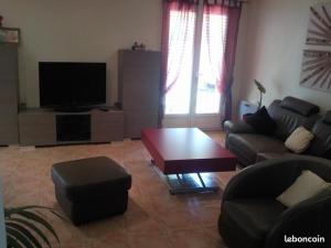 un salon avec un canapé et une table basse dans l'établissement Villa Climatisée de 2à 10 personnes Piscine privée 3km MER, à Hyères