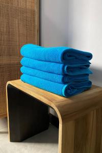 een stapel blauwe handdoeken die op een bankje ligt bij Blue Ocean Suites & Apartments in Trou dʼ Eau Douce +165 foto's