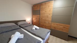 1 dormitorio con 2 camas y toallas. en Apartment Irene en Sečovlje
