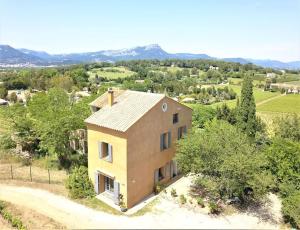 een luchtfoto van een huis in een veld bij Mas dans vignoble classé, plages, randos, village. in Le Pradet