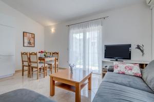un soggiorno con divano e tavolo di Sans Souci Split a Spalato (Split)