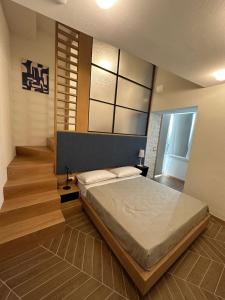 - une chambre avec un grand lit dans l'établissement View Room, à Bacoli