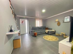 ein Wohnzimmer mit einem Sofa und einem Tisch in der Unterkunft Brisa do Mar in São Roque