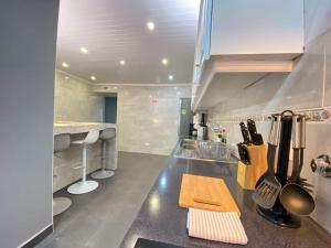 een keuken met een aanrecht met keukengerei erop bij Brisa do Mar in São Roque +38 foto's