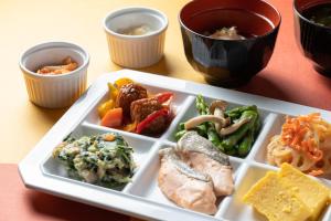 un plato de comida con diferentes alimentos en una mesa en Hotel Vista Nagoya Nishiki en Nagoya