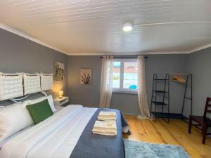 um quarto com uma cama grande e toalhas em Brisa do Mar em São Roque