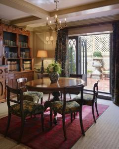 - une salle à manger avec une table et des chaises en bois dans l'établissement Batty Langley's, à Londres