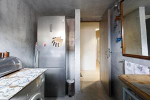 Una cocina con refrigerador de acero inoxidable en una habitación. en Best Located RUBY Luxury Escape, en Kalamata