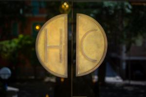una señal de metal con la letra h en una ventana en Continental B&B City Hotel, en Bibione