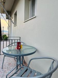 uma mesa azul com duas cadeiras e uma chávena em Diana Studios em Pefki