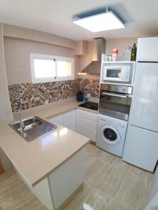 Kuchyňa alebo kuchynka v ubytovaní ARROYO NEW APARTMENT BENALMÁDENA, MÁLAGA - Sea view, pool, WIFI + 23 fotografií