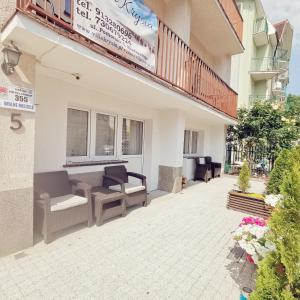 Villa Krysia 50 m do morza的阳台或露台