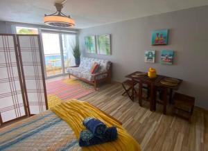 Un dormitorio con una cama y una sala de estar. en Kasa Balcony View, en San Juan 12 fotos más