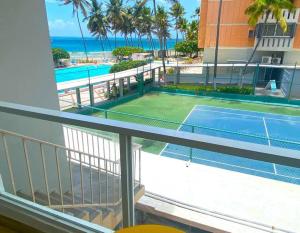 un balcón con pista de tenis y el océano en Kasa Balcony View, en San Juan
