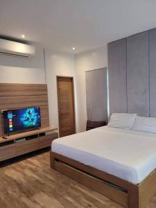 Un pat sau paturi într-o cameră la Lux 7 Pool Villa Mactan