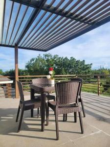 un tavolo e sedie su un patio sotto un pergolato di Lux 7 Pool Villa Mactan a Mactan