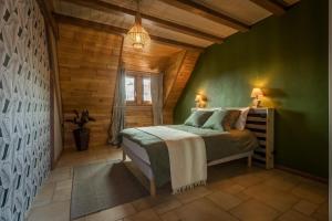 a bedroom with a bed and a green wall at Logement 1 à 6 personnes---Le Kelsch in Marlenheim