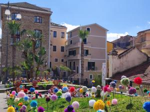サンタ・マリア・ディ・カステッラバーテにあるAppartamento Medusaの都会の花の庭園