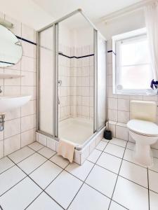 łazienka z prysznicem i toaletą w obiekcie Maubach w mieście Greetsiel