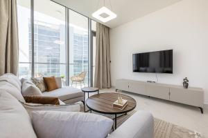Televisyen dan/atau pusat hiburan di Fully Furnished I Lagoons View I District One