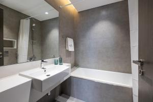 Bilik mandi di Fully Furnished I Lagoons View I District One +17 gambar