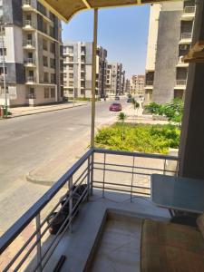 balcón con vistas a una calle de la ciudad en شقة مفروشة بالتجمع الخامس, en El Cairo
