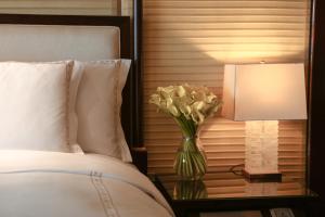 Letto o letti in una camera di The Ritz-Carlton, Shenzhen