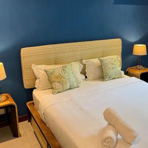 En eller flere senger på et rom på Blue Ocean Suites & Apartments