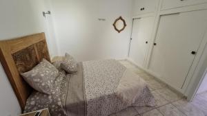 A bed or beds in a room at TREBOL Apartamentos Benalmádena