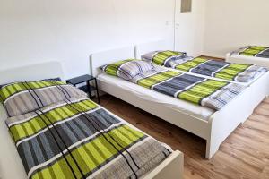 dos camas sentadas una al lado de la otra en un dormitorio en Work & Stay Apartments in Leverkusen, en Leverkusen