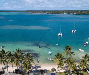 eine Luftansicht auf einen Strand mit Booten im Wasser in der Unterkunft Blue Ocean Suites & Apartments in Trou dʼ Eau Douce