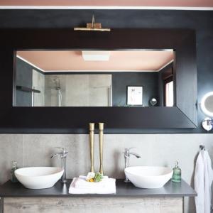 a bathroom with two sinks and a mirror at Naturferienhaus an der Burg für bis zu 8 Personen in Klein Rosenburg