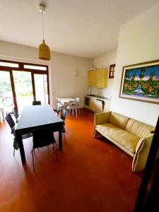 ein Wohnzimmer mit einem Tisch und einem Sofa in der Unterkunft Villa Relax Numana in Numana