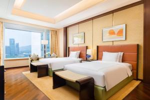 Letto o letti in una camera di The Ritz-Carlton, Shenzhen