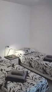 una camera da letto con un letto con una sedia e una lampada di First Class Holiday Tejita WiFiber a Granadilla de Abona