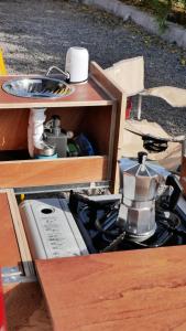 聖米格爾德阿沃納的住宿－EndlessCamperVan，一个带咖啡壶和水槽的橱柜